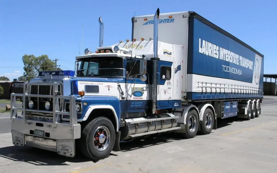 Perché i camion domestici non puntano i tubi di scarico verso l'alto?